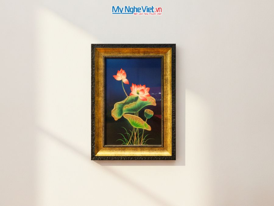 Tranh Sơn Mài Hoa Sen Nền Xanh Đen Đắp Nổi Cao Cấp 28x38cm TSMDH2838-2.3