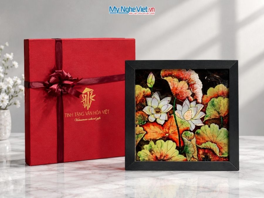 Tranh Sơn Mài Hoa Sen Dát Bạc Nền Đen 35x35cm MNV-TSM3535/11