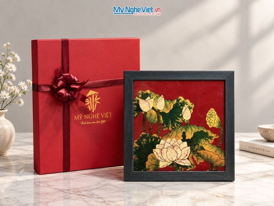 Tranh Sơn Mài Hoa Sen Vẽ Tay Nền Đỏ 35x35cm MNV-TSM3535/15.1