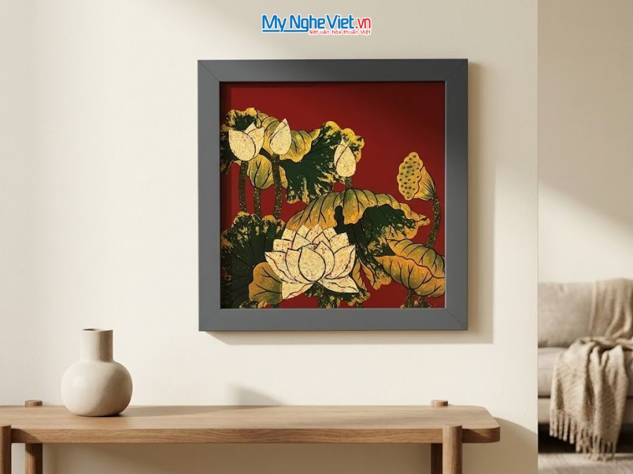 Tranh Sơn Mài Hoa Sen Vẽ Tay Nền Đỏ 35x35cm MNV-TSM3535/15.1