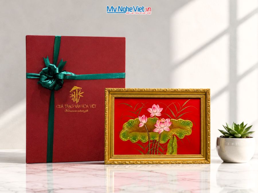 Tranh Sơn Mài Hoa Sen Nền Đỏ Cao Cấp 28x38cm TSM20304/khung