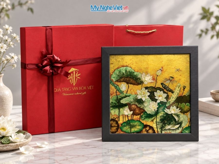 Tranh Sơn Mài Hoa Sen Dát Bạc Nền Vàng 35x35cm MNV-TSM3535/20