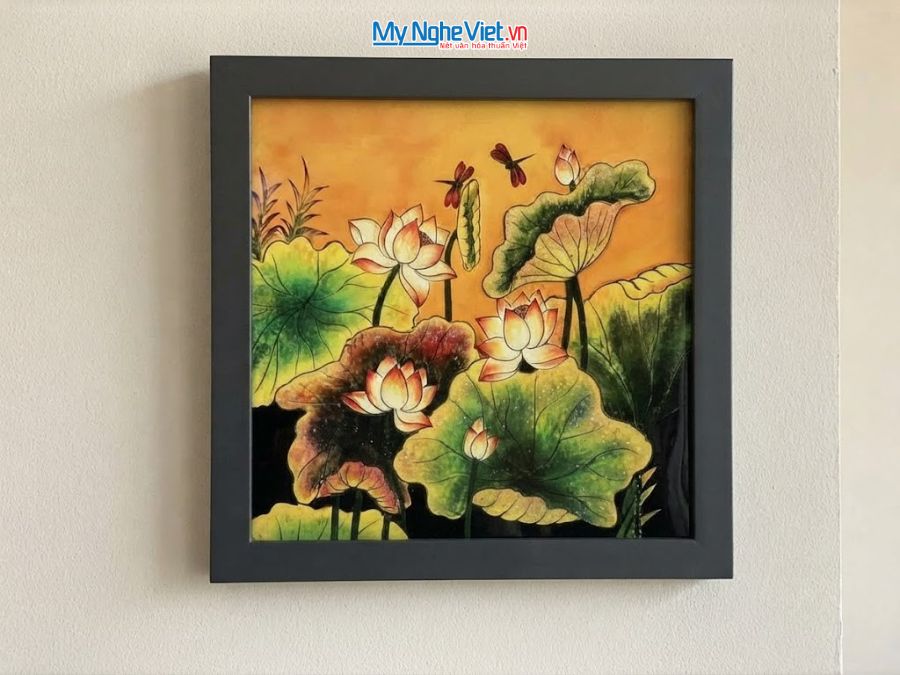 Tranh Sơn Mài Hoa Sen Vẽ Tay Nền Vàng 35x35cm MNV-TSM3535/18
