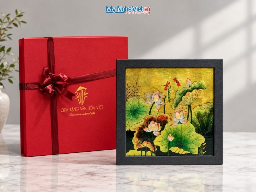 Tranh Sơn Mài Hoa Sen Dát Bạc Nền Vàng 35x35cm MNV-TSM3535/16