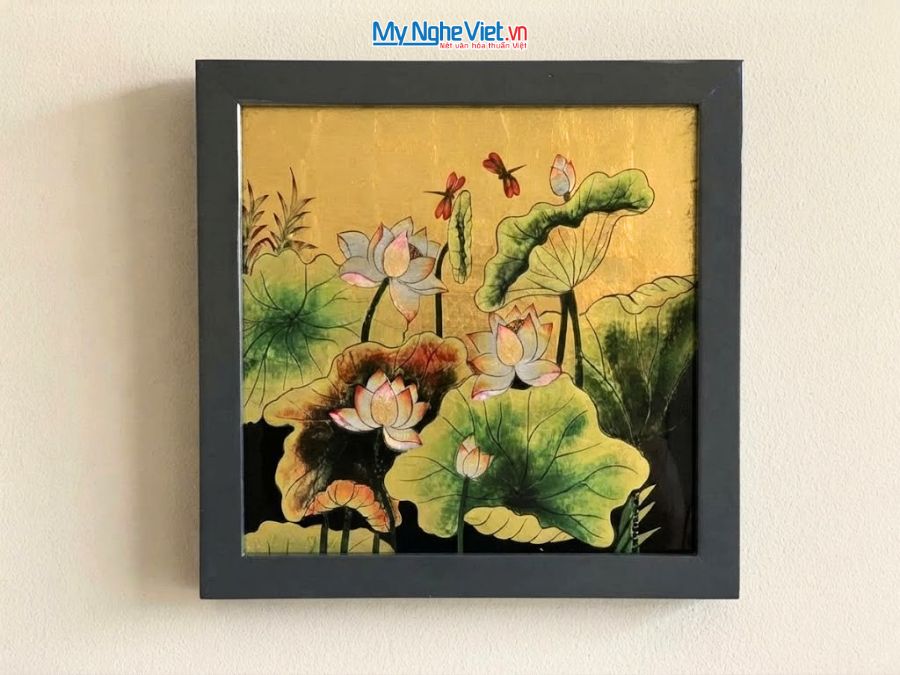 Tranh Sơn Mài Hoa Sen Dát Bạc Nền Vàng 35x35cm MNV-TSM3535/16