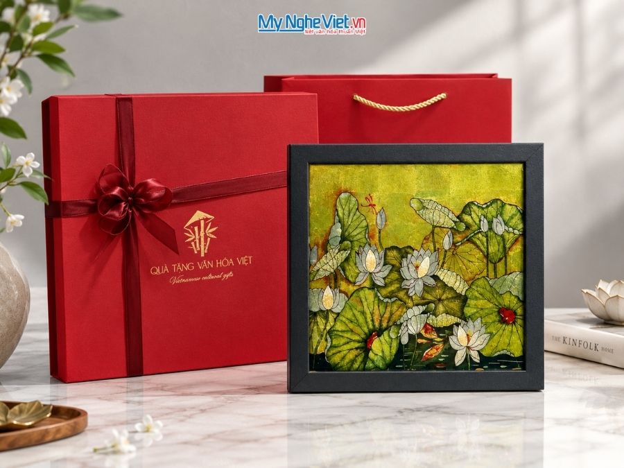 Tranh Sơn Mài Hoa Sen Dát Bạc Nền Vàng 35x35cm MNV-TSM3535/1