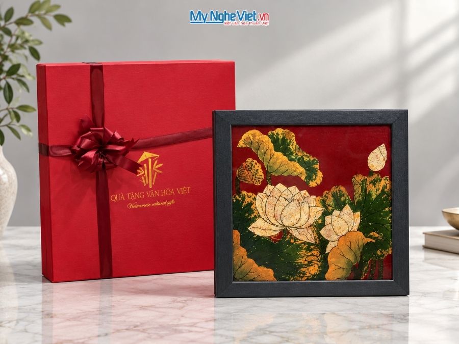 Tranh Sơn Mài Hoa Sen Vẽ Tay Nền Đỏ 35x35cm MNV-TSM3535/19