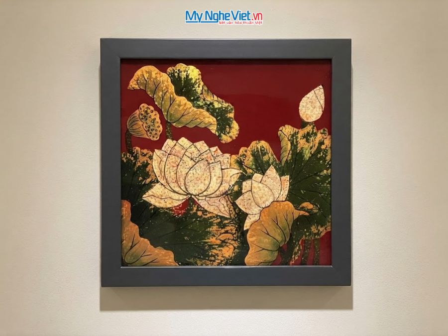 Tranh Sơn Mài Hoa Sen Vẽ Tay Nền Đỏ 35x35cm MNV-TSM3535/19