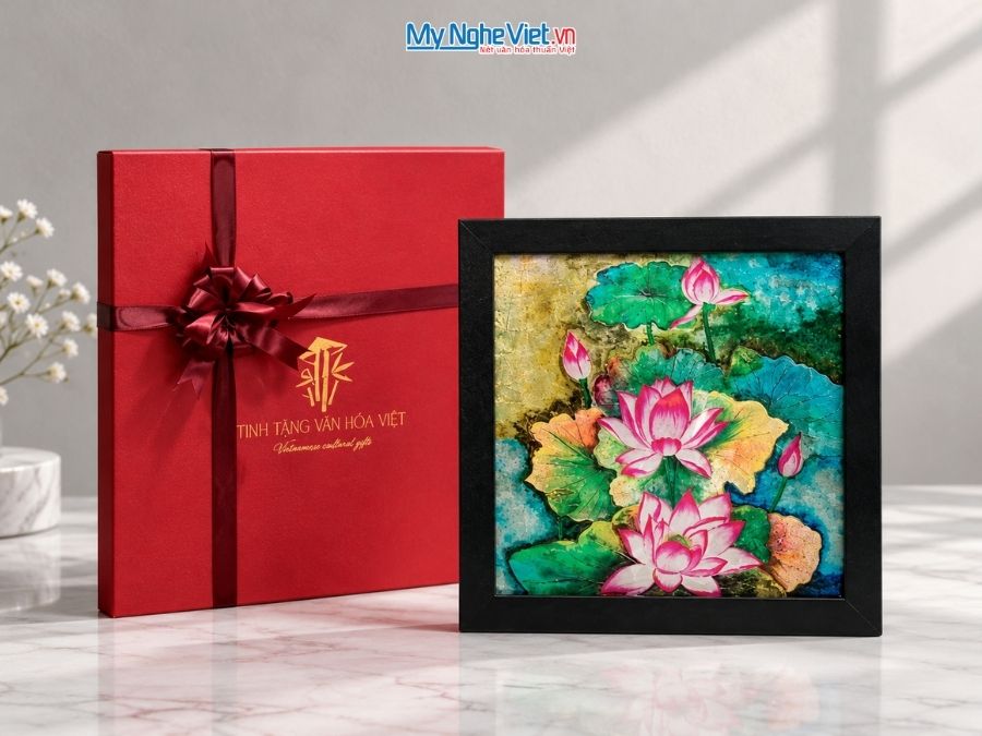 Tranh Sơn Mài Hoa Sen Hồng Dát Bạc Nền Xanh 35x35cm MNV-TSM3535/12