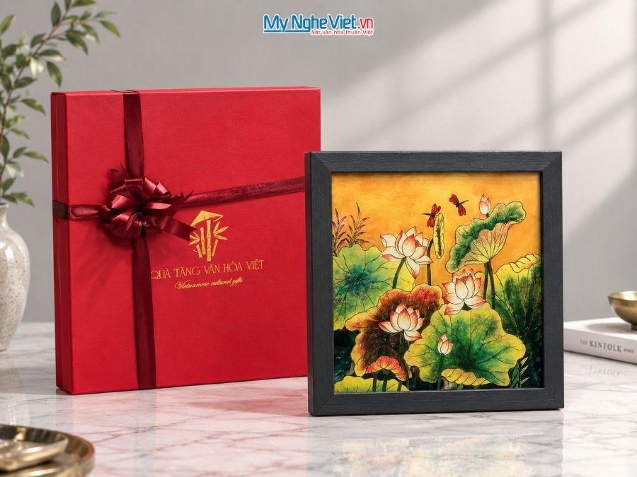 Tranh Sơn Mài Hoa Sen Vẽ Tay Nền Vàng 35x35cm MNV-TSM3535/18