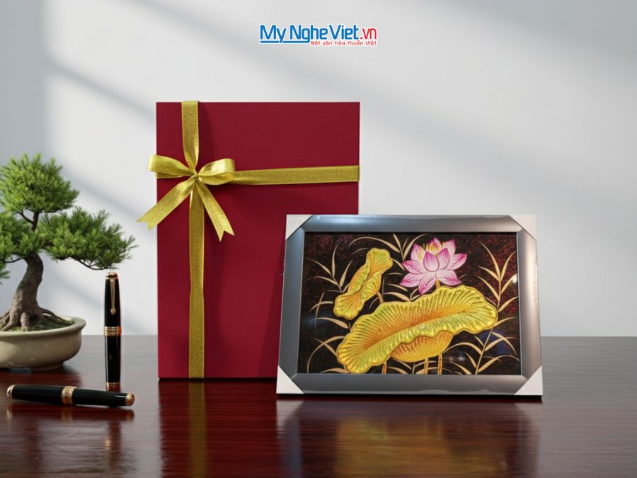 Tranh Sơn Mài Hoa Sen Nền Đen 25x35cm TSM23/1/khung