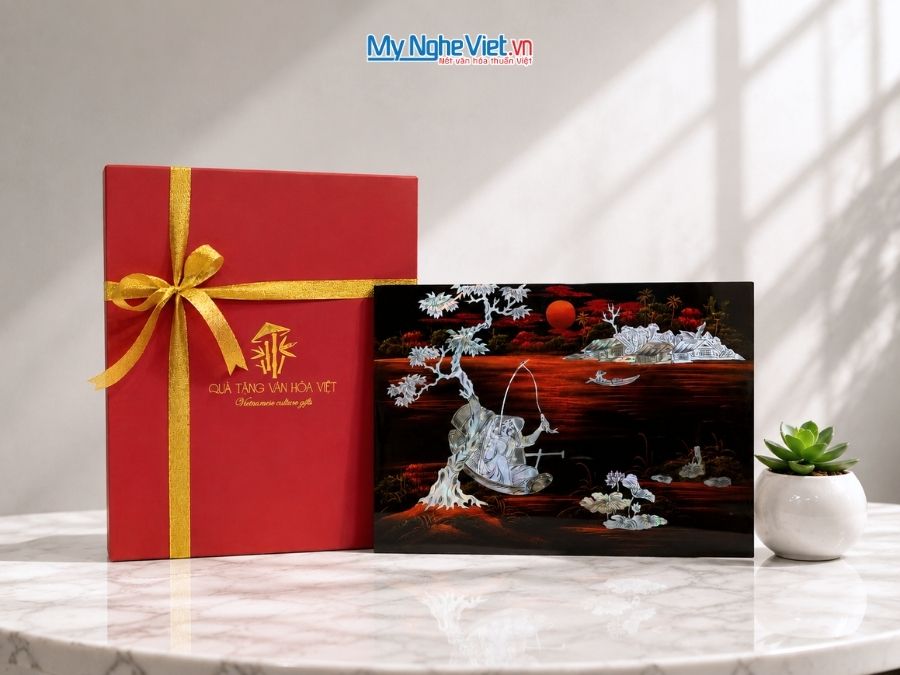 Tranh Sơn Mài Ngư Ông Câu Cá Cẩn Ốc Chìm Nền Ấm 30x40cm TSM343-2