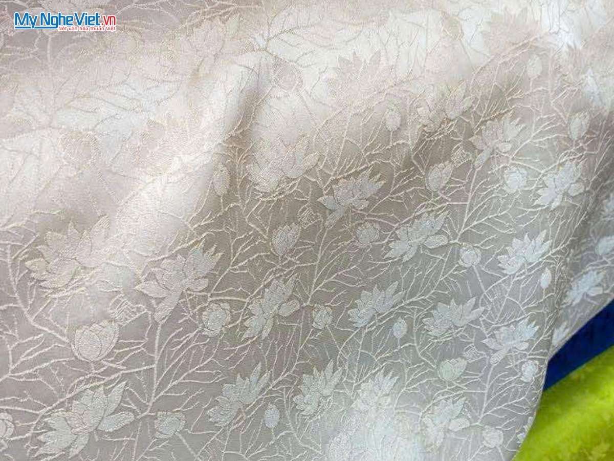 Vải Lụa Hà Đông Họa Tiết Sen Dây Màu Kem 70% Tơ Tằm Khổ 90cm MNV-LHD37/18