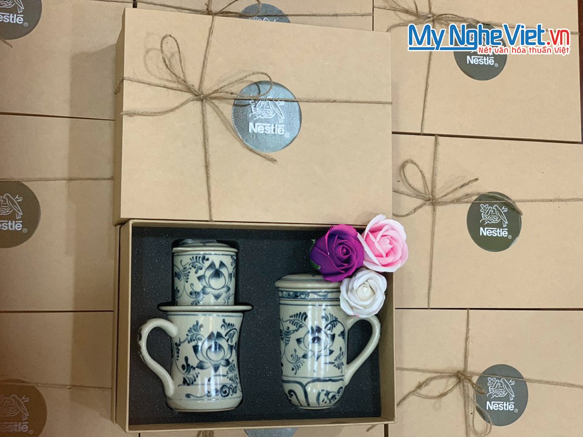 Bộ quà tặng Phin cà phê ly eo vẽ hoa sen và Ly lọc trà vẽ hoa sen HĐ- MNVHDCF01
